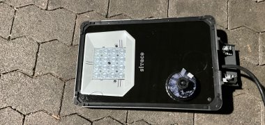 Die neuen Leuchten sind einem adaptiven Element ausgestattet, das die Steuerung ermöglicht. In der Kapsel befinden sich ein Bewegungsmelder, aber keine Kamera. Die Leuchten kommunizieren untereinander und mit der Zentrale im Rathaus in Montabaur.