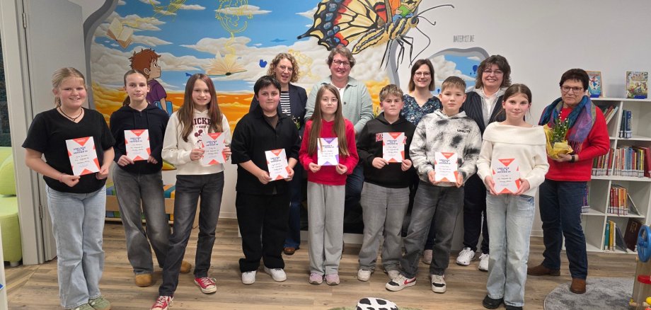 Gruppenbild Vorlesewettbewerb Strahlende Gesichter beim Kreisentscheid Westerwald Süd des Vorlesewettbewerbs in der Stadtbibliothek Montabaur: Die teilnehmenden Schülerinnen und Schüler präsentieren gemeinsam mit der Jury sowie Stadtbürgermeisterin Melanie Leicher und Bibliotheksleiterin Carina Senko stolz ihre Urkunden.
