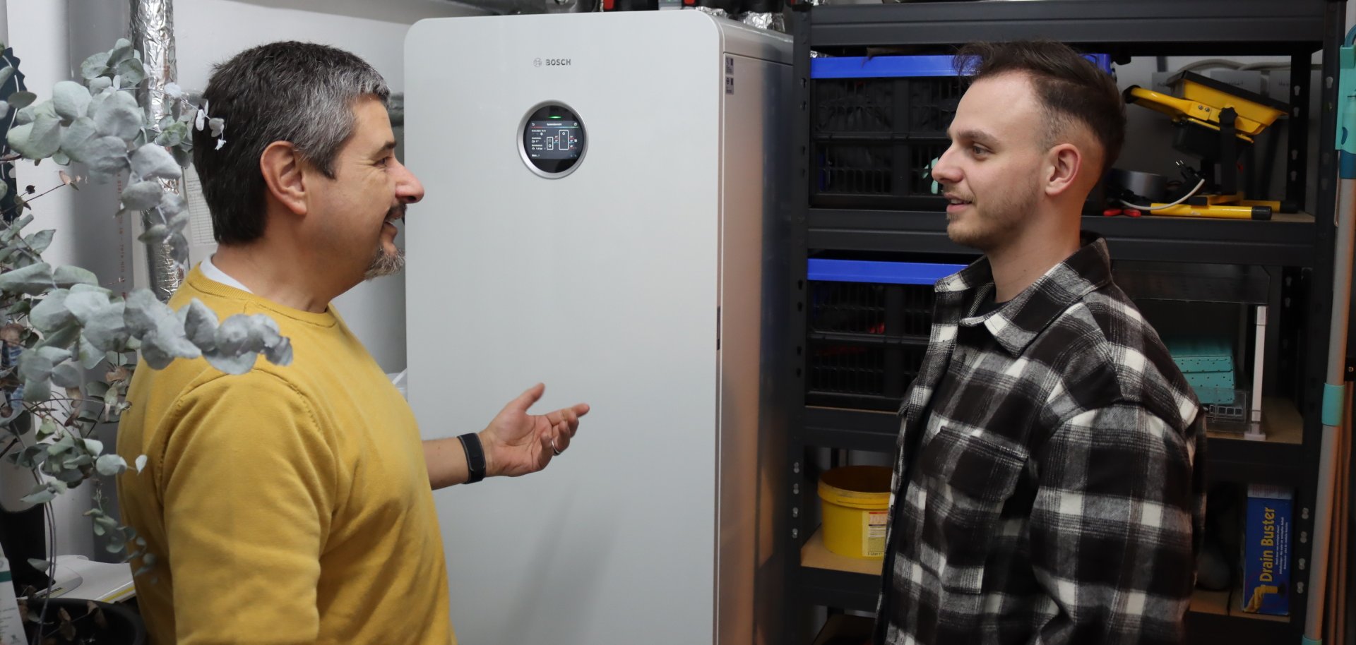 Christian Beetz (l.) im Gespräch mit Klimaanpassungsmanager Julian Herbst