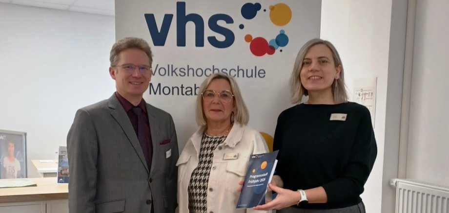 Das neue Programmheft ist da. vhs-Leiterin Caroline Alber-Woll (r.) und ihre Mitarbeiterin Andrea Diel-Nattermann überreichten das druckfrische Heft an den neuen Ersten Beigeordneten Tobias Panne.
