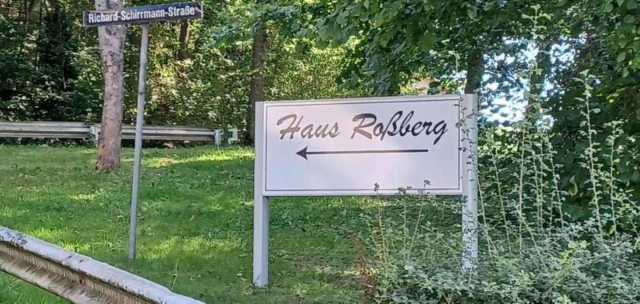 Wegweiser zum Haus Roßberg