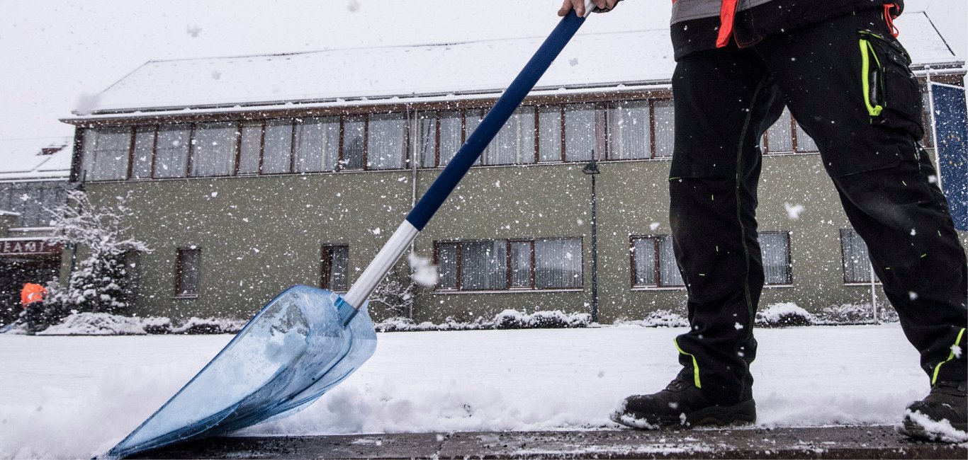 Bild zeigt Person beim Schneeräumen