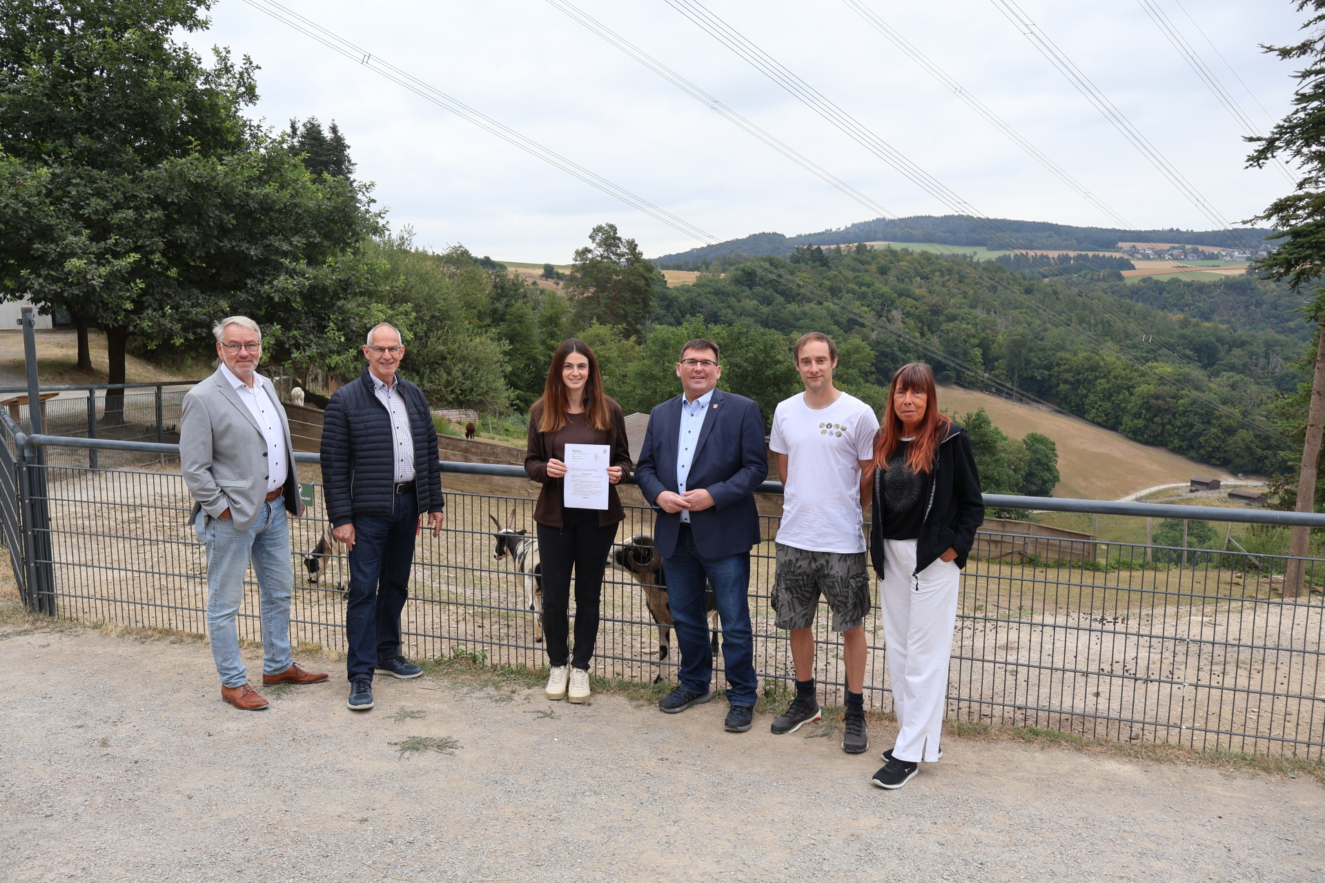 Zweckverbandsvorsteher Jörg Denninghoff überreichte im Beisein des Gackenbacher Ortsbürgermeisters Hans Ulrich Weidenfeller, Olaf Glasner (Kreisverwaltung Westerwaldkreis), Karin Maas (Tourist-Info Montabaur) und Naturparkreferent Stefan Eschenauer der Geschäftsführerin des Wildparks Westerwald Henrieke Böß den Fördermittelbescheid.
