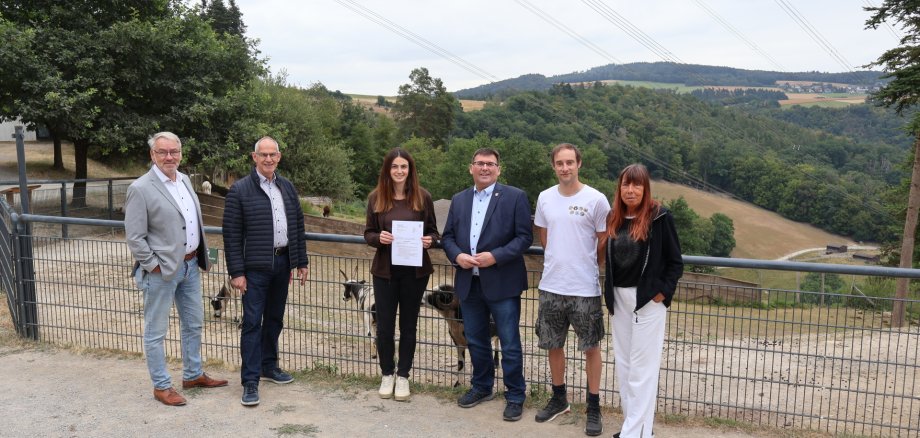 Nerz Gehege Gackenbach Zweckverbandsvorsteher Jörg Denninghoff überreichte im Beisein des Gackenbacher Ortsbürgermeisters Hans Ulrich Weidenfeller, Olaf Glasner (Kreisverwaltung Westerwaldkreis), Karin Maas (Tourist-Info Montabaur) und Naturparkreferent Stefan Eschenauer der Geschäftsführerin des Wildparks Westerwald Henrieke Böß den Fördermittelbescheid.