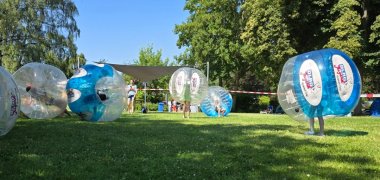 Poolparty 2026 Groß und klein hatten Spaß mit den riesigen Bumper Bällen.