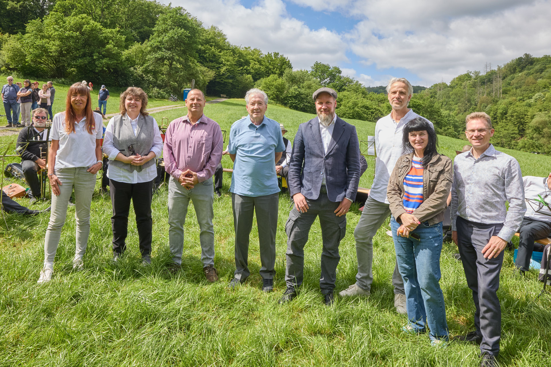 Bei herrlichem Wetter wurde das neue Highlight am GelbBACHTrail mit den Projektbeteiligten eingeweiht. V.l.n.r. Projektleiterin Karin Maas; Stadtbürgermeisterin Melanie Leicher; Ortsbürgermeister Manfred Hasse; Ehrengast Ed Rosenthal aus Chicago; Sascha Schmitz, Geschäftsführer der Firma ARGO; Holger Lindner, Geschäftsführer Firma Lindner und Steffen; Hörspiel-Sprecherin Jessica Tiziani und Tobias Panne, Erster Beigeordneter der VG Montabaur.