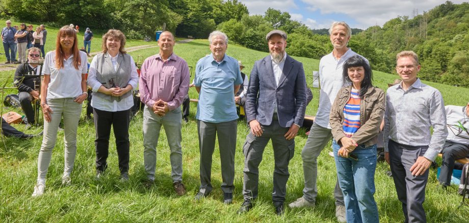 Sespenroth digital Bei herrlichem Wetter wurde das neue Highlight am GelbBACHTrail mit den Projektbeteiligten eingeweiht. V.l.n.r. Projektleiterin Karin Maas; Stadtbürgermeisterin Melanie Leicher; Ortsbürgermeister Manfred Hasse; Ehrengast Ed Rosenthal aus Chicago; Sascha Schmitz, Geschäftsführer der Firma ARGO; Holger Lindner, Geschäftsführer Firma Lindner und Steffen; Hörspiel-Sprecherin Jessica Tiziani und Tobias Panne, Erster Beigeordneter der VG Montabaur.