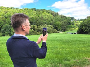Sespenroth digital Tobias Panne, Erster Beigeordneter der VG Montabaur, zeigt, wie mittels Augmented Reality das verschwundene Dorf Sespenroth auf dem Smartphone wieder sichtbar wird.