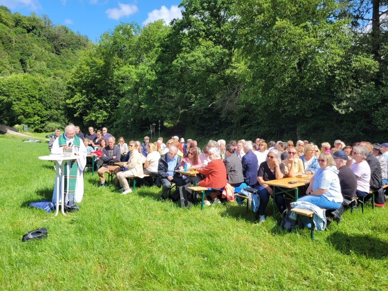 Sespenroth digital Ein bisschen entstand das Gefühl, Sespenroth ist wieder auferstanden als Pfarrer Braun die neue Besucherstätte am GelbACHTrail segnete.