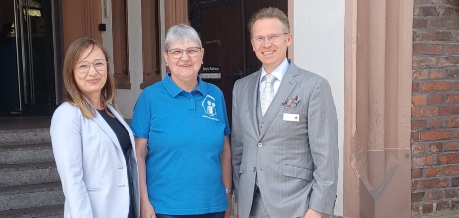 Gemeindeschwester plus Gemeinsam für Jung und Alt: Die neue Generationenbeauftragte Magdalena Marjanovic, Schwester Barbara Spiegelhoff und der Erste Beigeordnete Tobias Panne setzen auf Vernetzung, Ehrenamt und generationenübergreifende Angebote.