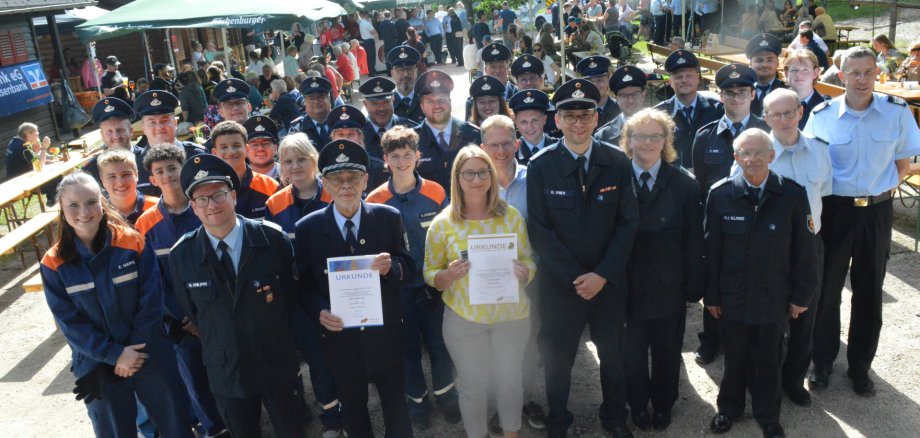 100 Jahre FFW Kadenbach Ihr 100-jähriges Bestehen feierte die Freiwillige Feuerwehr Kadenbach zu Recht voller Stolz: 26 Aktive und 12 Jugendliche zählt die Gruppe mit ihrem Wehrführer Thomas Philippi (vorne, links).