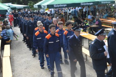 100 Jahre FFW Kadenbach Mit dem feierlichen Einzug der Aktiven eröffnete die Feuerwehr ihr Geburtstagsfest.