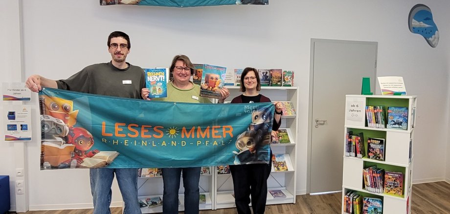 Das Team der Stadtbibliothek (v.l.) Lukas Wilhelmi, Susanne Walter-Hahn, Carina Senko freut sich darauf, viele Kinder im eigens für den LESESOMMER angelegten Kinderbe-reich zu begrüßen.