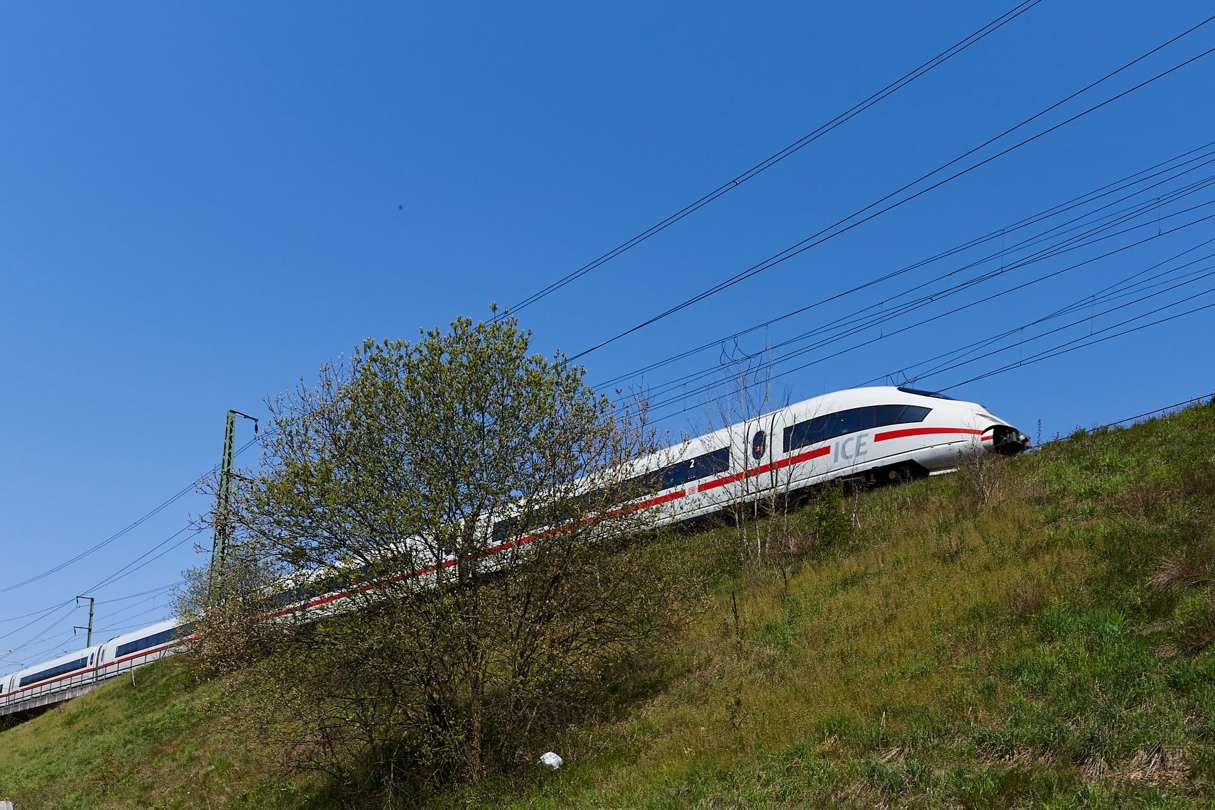 ICE fährt an Montabaur vorbei.