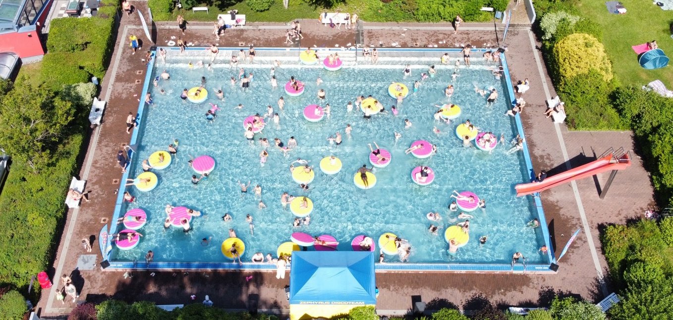 Poolansicht von oben.