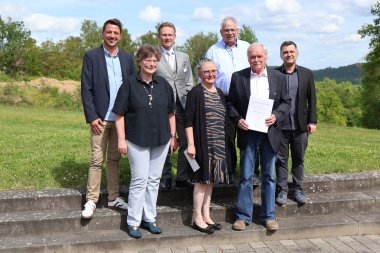 Feierstunde Ehrennadel An der Feierstunde nahmen neben Möllers Frau Maria auch Uwe Frink, Jonathan Holtkamp und Stefanie Stächer vom Förderverein „Unser Dorf hat Zukunft“ Niedererbach 2006 teil sowie Frederik Kaiser als Erster Beigeordneter der Ortsgemeinde Niedererbach und Tobias Panne, der Erste Beigeordnete der Verbandsgemeinde Montabaur.