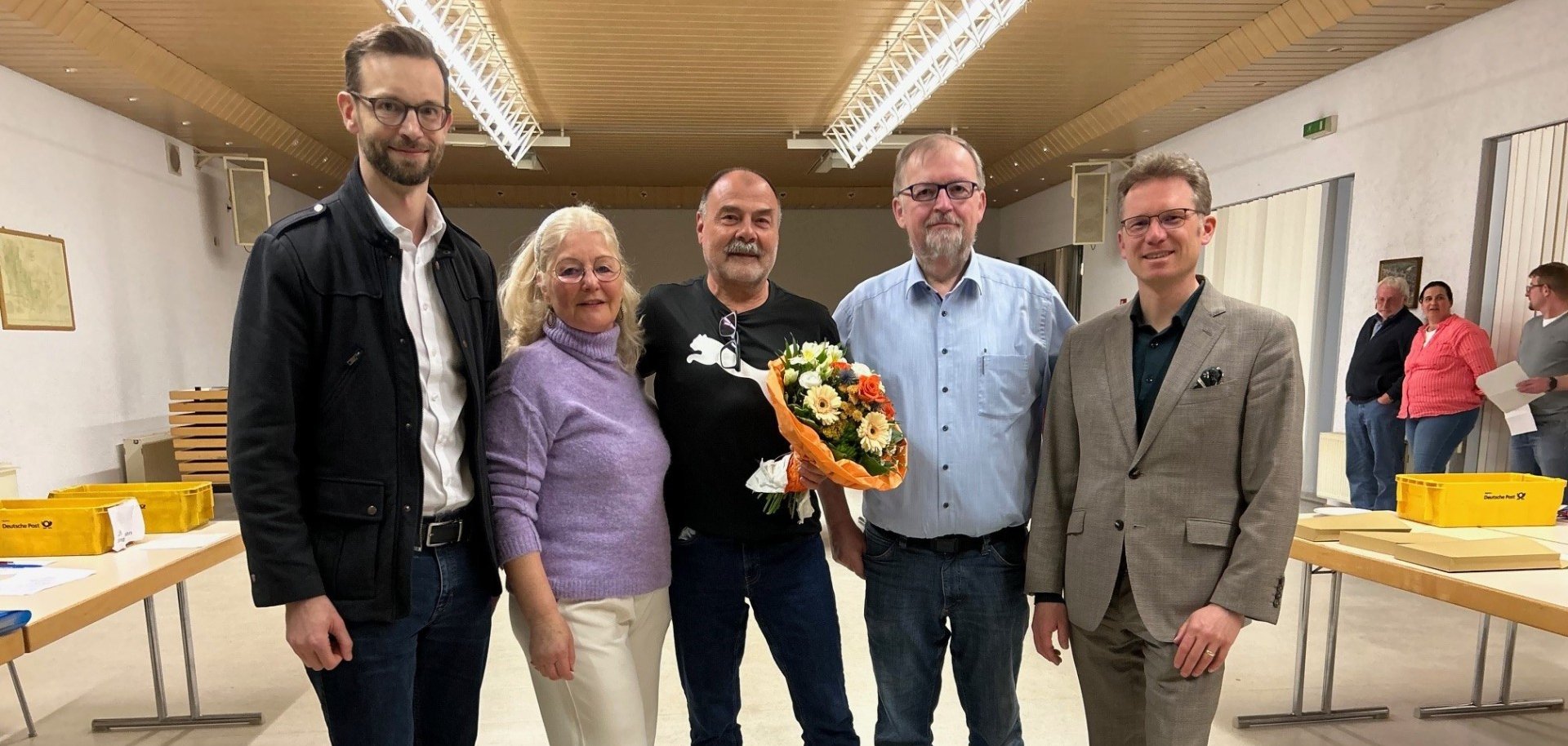 Herzlichen Glückwunsch an Michael Karaski (Mitte). Zur Wahl gratulierten (v.l.) Ulrich Richter-Hopprich (Bürgermeister der VG Montabaur), Cornelia Baas (ehemalige Ortsbürgermeisterin von Untershausen), Siegfried Gilles (Erster Beigeordneter der Ortsgemeinde) und Tobias Panne (Erster Beigeordneter der VG Montabaur).
