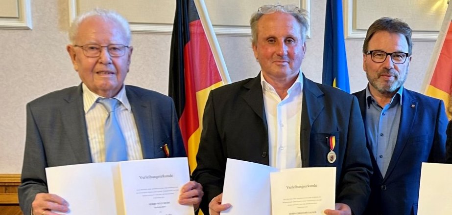 Die Preisträger erhalten ihre Urkunden.