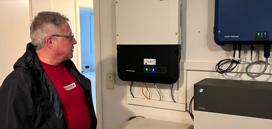 Christian Beetz zeigt seine neue Heizungsanlage.