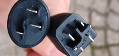 Diese Stecker sind an der Ladestation vorhanden, außerdem Steckdosen für eigene Ladegeräte.