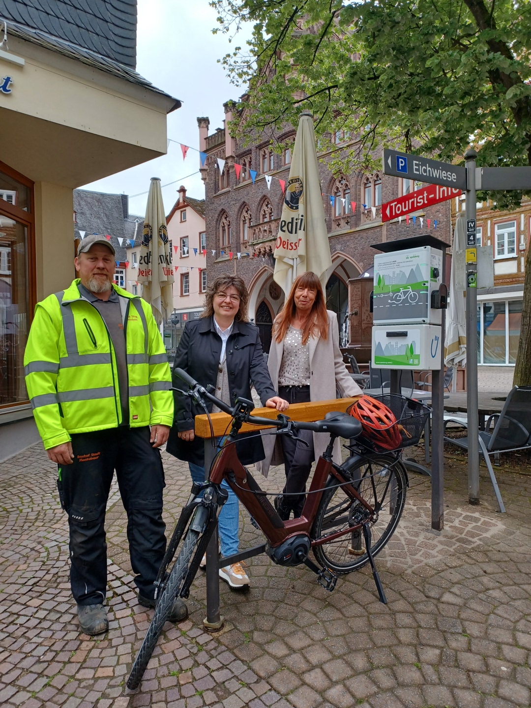 Sie freuen sich über das neu entstandene Angebot in der Innenstadt: (v.l.) Christian Daum vom Bauhof, Stadtbürgermeisterin Melanie Leicher und Karin Maas, die Leiterin der Tourist-Information.