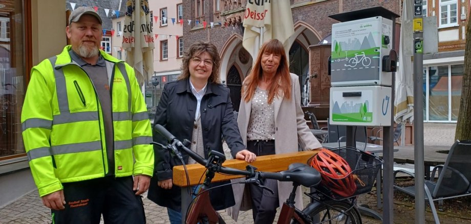 E-Bike Ladestation Sie freuen sich über das neu entstandene Angebot in der Innenstadt: (v.l.) Christian Daum vom Bauhof, Stadtbürgermeisterin Melanie Leicher und Karin Maas, die Leiterin der Tourist-Information.