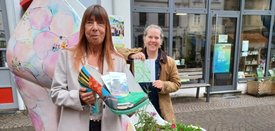 Mon-Stilettos gehen neue Wege Mon-Stilettos gehen immer: Vor der Tourist-Info in Montabaur präsentieren Karin Maas und Kerstin Kux das neue Booklet „Von Schuh zu Schuh“
