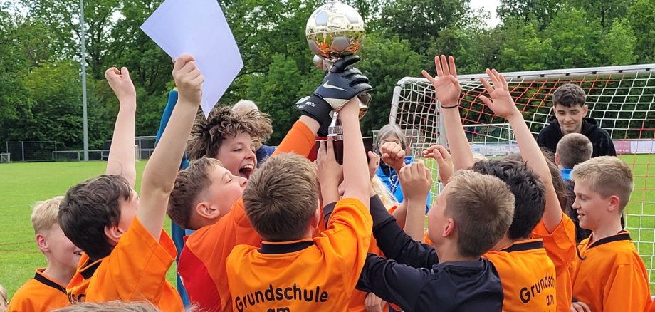 Pokal Grenzenloser Jubel bei den Nachwuchskickern der Grundschule Ruppach-Goldhausen nach ihrem 1:0 gegen Nentershausen. (VG Montabaur, Viola Marschall)