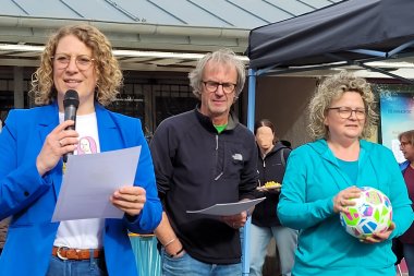 Siegerehrung Siegerehrung: Fachbereichsleiterin Helene Rörig ehrt die Grundschulteams zusammen mit Turnierleiter Guido Schiffgens und Schulleiterin Ellen Opper. (VG Montabaur, Viola Marschall)