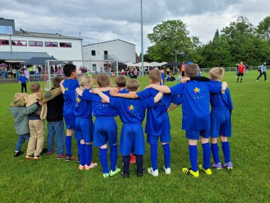 Teamgeist Teamgeist, Spielfreude und Zusammenhalt stehen bei den fußballbegeisterten Kindern im Mittelpunkt. (VG Montabaur, Viola Marschall)