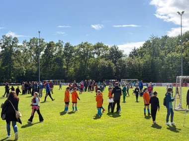 Grundschulturnier Gleich geht es los: Alle neun Grundschulen der VG Montabaur waren zum Fußballturnier nach Ruppach-Goldhausen gekommen und hatten ihre Fans gleich mitgebracht. (VG Montabaur / Tobias Panne)