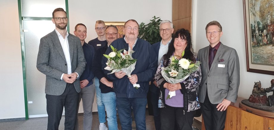 Dienstjubiläen Siegbert Herbst und Dagmar Mackenberg (Mitte, mit Blumen) feierten ihren Dienstjubiläen. Dazu gratulierten (v.l.) Bürgermeister Ulrich Richter-Hopprich, Dominik Schuckart vom Personalservice, Louis Klöckner für den Personalrat, Frank Albert, Sachgebietsleiter Rechnungswesen Werke, Werkleiter Andreas Klute und der Erste Beigeordnete Tobias Panne