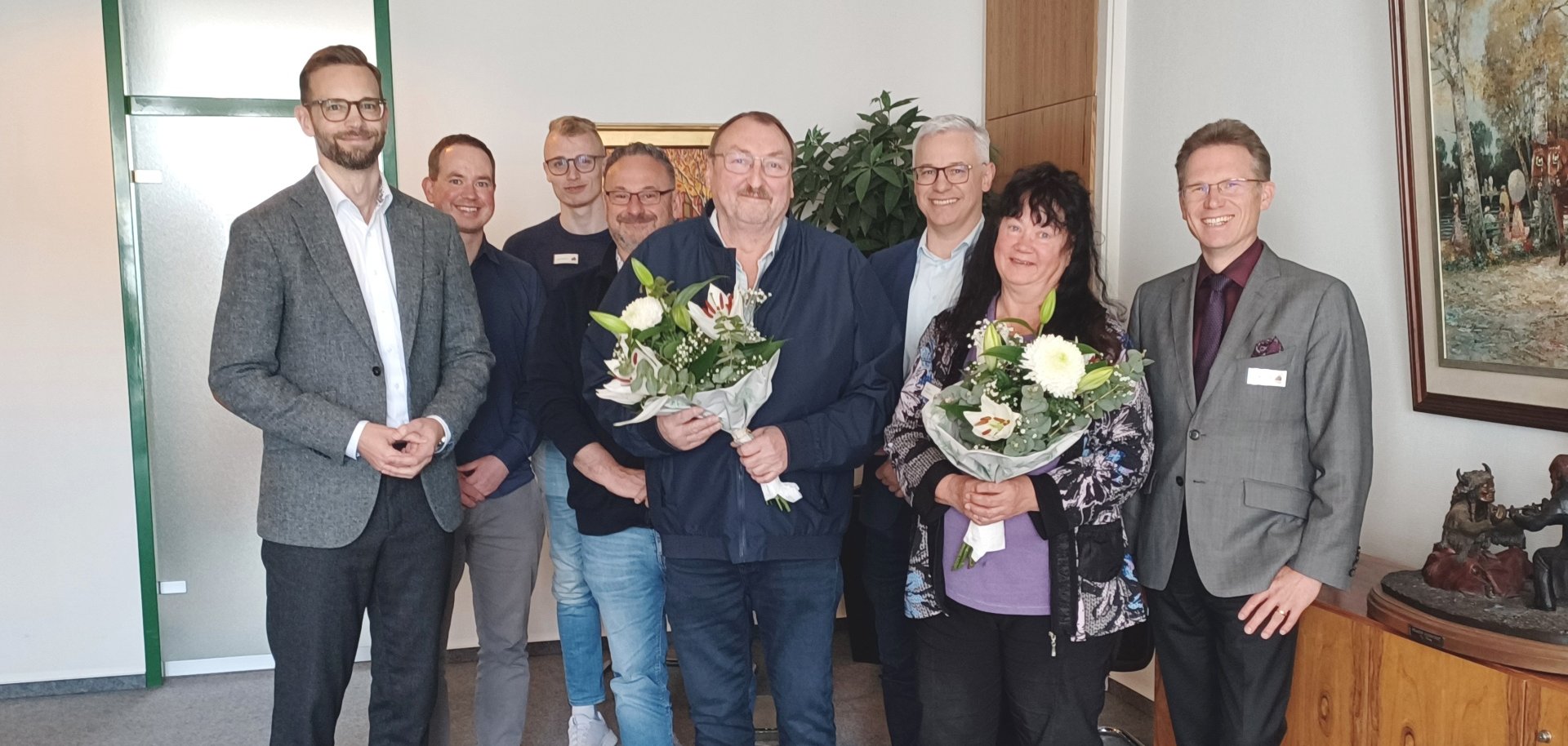 Siegbert Herbst und Dagmar Mackenberg (Mitte, mit Blumen) feierten ihren Dienstjubiläen. Dazu gratulierten (v.l.) Bürgermeister Ulrich Richter-Hopprich, Dominik Schuckart vom Personalservice, Louis Klöckner für den Personalrat, Frank Albert, Sachgebietsleiter Rechnungswesen Werke, Werkleiter Andreas Klute und der Erste Beigeordnete Tobias Panne