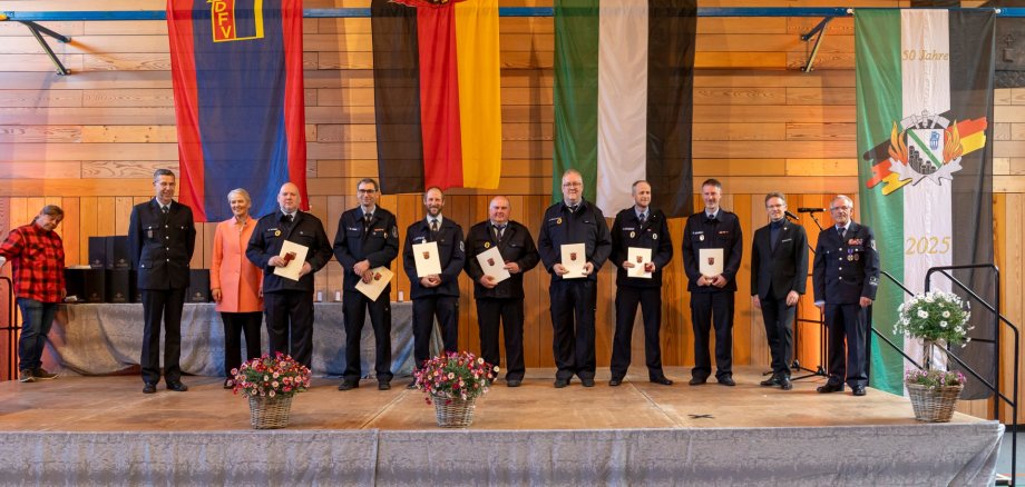 35 Jahre aktiver Feuerwehrdienst bedeuten auch zahllose Stunden für Übungen und Weiterbildungen, außerdem Erreichbarkeit rund um die Uhr – eine solche Lebensleistung verdient Respekt und Anerkennung.
