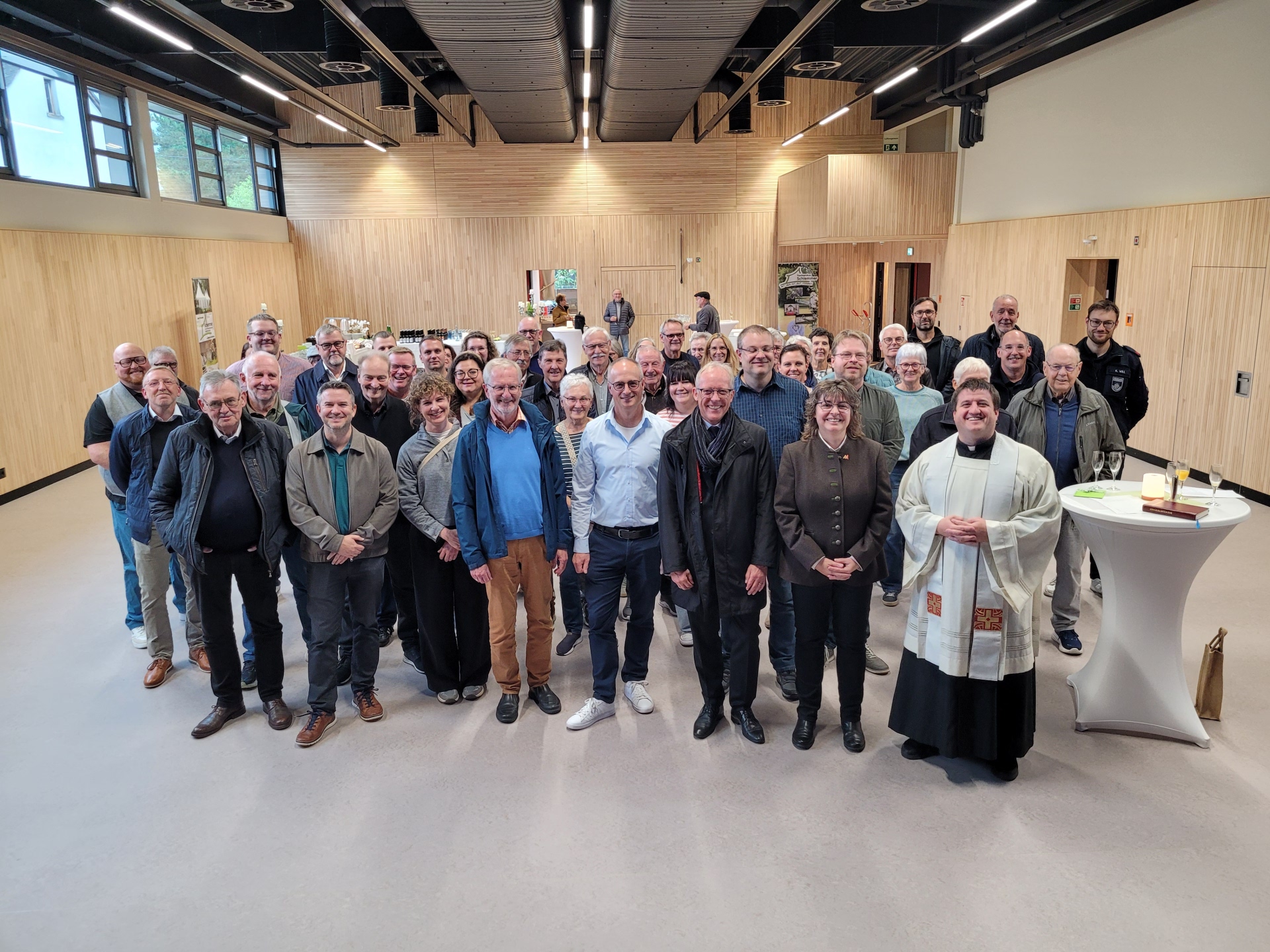 Gruppenfoto der Gäste in der neuen Dorf gemeinschaftshalle Elgendorf.