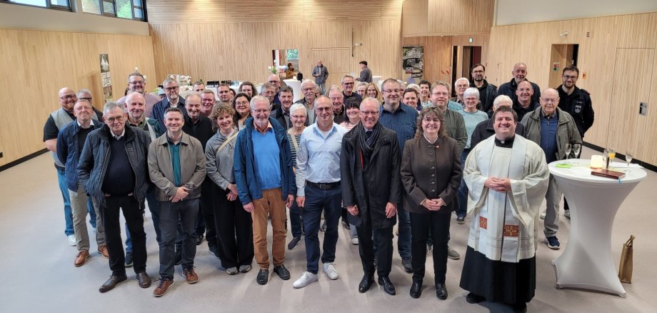 Gruppenfoto der Gäste in der neuen Dorf gemeinschaftshalle Elgendorf.
