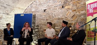 Lange Nacht der Demokratie Bei der „Lange Nacht der Demokratie“ diskutierten die Podiumsgäste über Respekt in der Demokratie: (v.l.) Alexandra Tschesche (vhs Westerwaldkreis), Stefanie Krones (Caritasverband Westerwald-Rhein-Lahn), Jonas Kexel (Mons-Tabor-Gymnasium), Ansir Ahmad (Ahmadiyya Muslim Gemeinde Koblenz) und Caroline Albert-Woll (vhs Montabaur) (Bild: VG Montabaur / Heidi Perpeet)