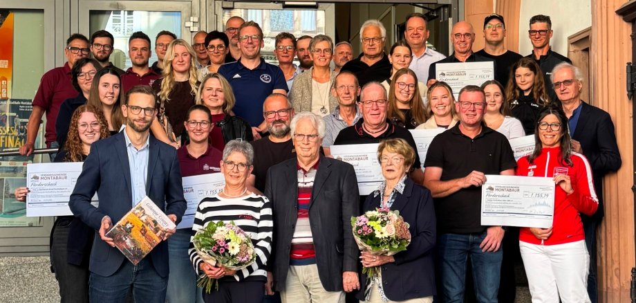 Förderimpuls Junge Kultur: 19 Vereine erhielten Fördergeld Zur Scheckübergabe „Förderimpuls Junge Kultur“ kamen die Vertreter von 19 Vereinen ins Montabaurer Rathaus. Mit dabei waren (vorne v.l.) Bürgermeister Ulrich Richter-Hopprich sowie ehemals Aktive der DTG: Susanne Kotschwar und die Eheleute Gerhard und Inge Wick.