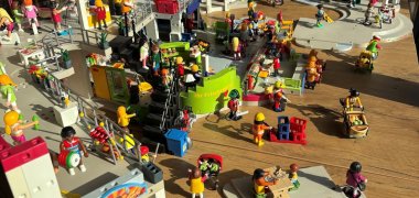 Playmobil-Figuren beleben die Fenster im Haus Mons Tabor Bis zur Wiedereröffnung der Stadthalle lohnt sich bereits jetzt ein Blick auf die Playmobil-Präsentation von außen. Sie macht deutlich: In der Stadthalle Haus Mons Tabor wird nicht nur gearbeitet, sondern auch schon wieder mit Freude an die kommende Zeit gedacht.