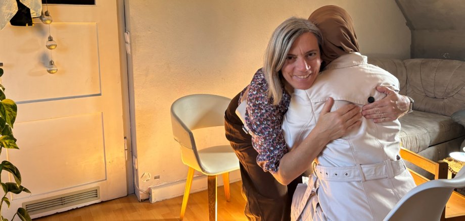 Chancenpatin Albert-Woll Chancenpatin Caroline Albert-Woll begleitet seit 2024 eine Familie aus Syrien auf ihrem Weg in ein neues Leben in Deutschland. Aus ehrenamtlicher Unterstützung ist mittlerweile Freundschaft geworden - eine herzliche Begrüßung mit Umarmung inklusive. (VG Montabaur, Caroline Albert-Woll)