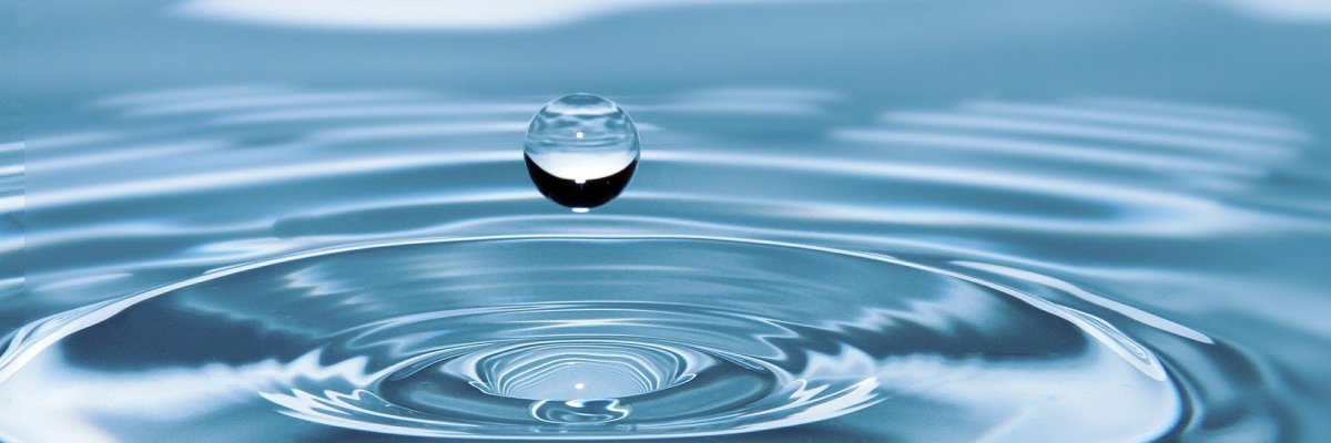 Ein Tropfen Wasser fällt ins Wasser.