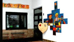 Außenaufnahme des Eingangs der Kita Kadenbach