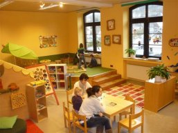 Innenansicht der Kita Niedererbach mit spielenden Kindern