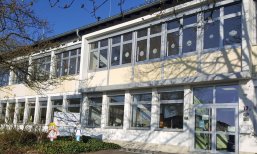 Das Bild zeigt die Außenansicht der Eisenbachtal-Grundschule Girod
