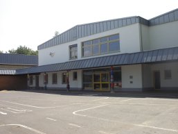 Das Bild zeigt die Außenansicht der Grundschule Horbach