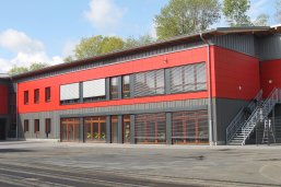 Das Bild zeigt die Außenansicht der Grundschule Montbaur-Horressen