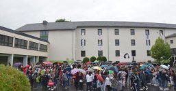 Das Bild zeigt die Außenansicht der Anne-Frank-Realschule Montabaur mit Schülern