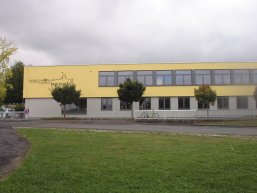 Das Bild zeigt die Außenansicht der Heinrich-Roth-Realschule plus Montabaur