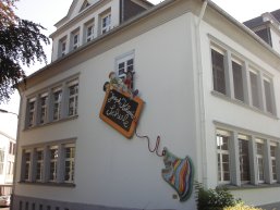 Das Bild zeigt die Außenansicht der Josef-Kehrein-Schule Montabaur