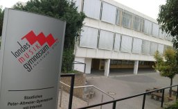 Das Bild zeigt die Außenansicht des Landesmusikgymnasiums Rheinland Pfalz in Montabaur